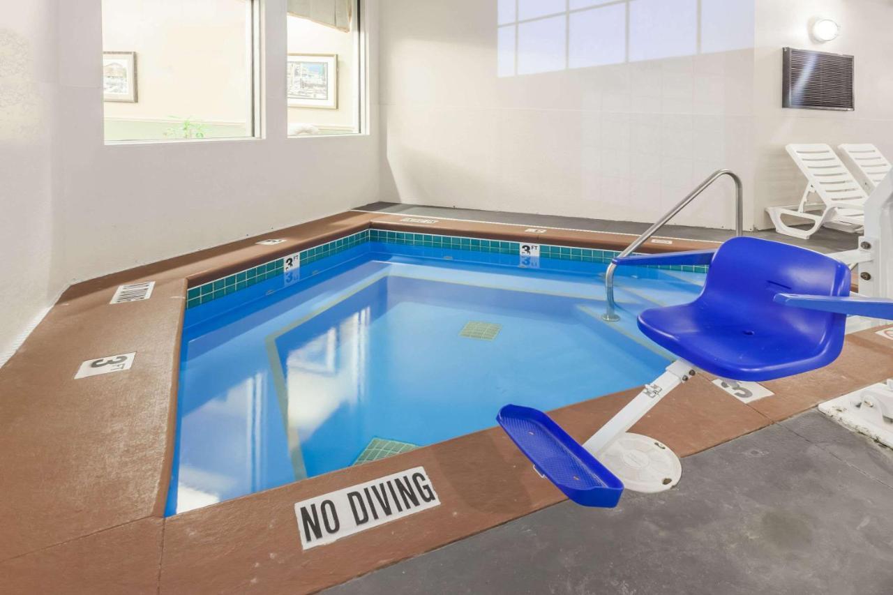 Days Inn By Wyndham Pentwater Ngoại thất bức ảnh